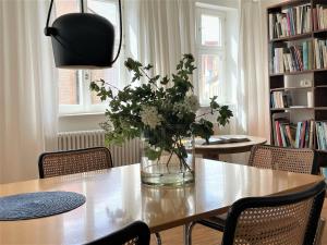 丁克尔斯比尔kirchgässlein的一张餐桌,上面有花瓶