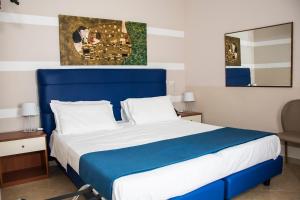 福贾Albergo Ristorante del Cacciatore的一张蓝色和白色的床,位于酒店客房内