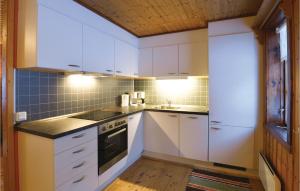 布拉纳斯西斯乐柏科5度假屋的白色的厨房配有白色橱柜和炉灶。