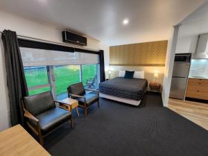 新普利茅斯斯特兰德汽车旅馆的酒店客房设有床和窗户。