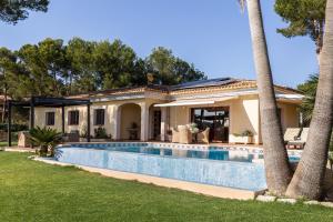 Sol de MallorcaLuxurious villa Sol de Mallorca的别墅前设有游泳池