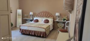 福洛尼卡Agriturismo Poggio all'Olivo的一间卧室配有床和两张桌子及椅子
