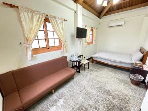 北竿芹壁山城民宿 Chinbe Hill Village House B&B的客厅配有沙发和1张床