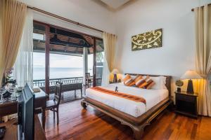 查汶Samui Paradise Chaweng Beach Resort , SHA Plus的一间卧室设有一张床和一个海景阳台