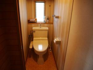 富山Guest House Inujima / Vacation STAY 3516的浴室设有卫生间和窗户。