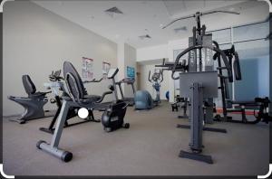 马库拉Seaside Stays Marcoola Private studio 2515的一间健身房,里面设有数个健身器材