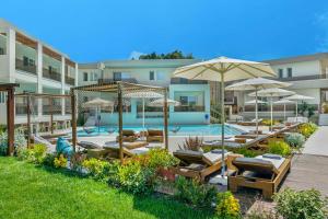 佩科霍里Mirablue Luxury Residences的一个带躺椅和遮阳伞的游泳池