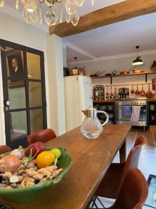 拉马蒂埃勒L'aile du Chateau的厨房配有木桌和花瓶
