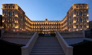 马赛马赛洲际酒店 - 迪欧酒店的前面有楼梯的大建筑