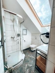 米科瓦伊基贝拉意大利别墅的带淋浴、盥洗盆和卫生间的浴室