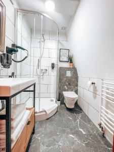 米科瓦伊基贝拉意大利别墅的带淋浴、卫生间和盥洗盆的浴室