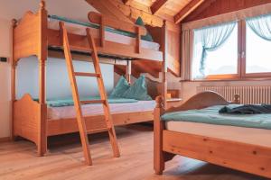 科雷多贝拉迪波斯考农家乐的小屋内设有一间带两张双层床的卧室
