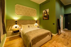 特尔古穆列什Boutique Hotel Cocosul de Aur的一间卧室设有一张带绿色墙壁的大床