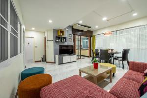 曼谷At FOUR-6 Bed, CITY CENTER, Nana BTS, MBK, Central World, Siam的客厅配有沙发和桌子