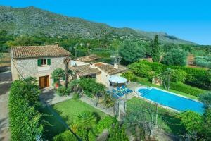 波连斯萨Villa Casa Pepe by Villa Plus的享有带游泳池的房屋的空中景致