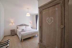 内米il Lago di Nemi的一间卧室配有一张床和一扇木门