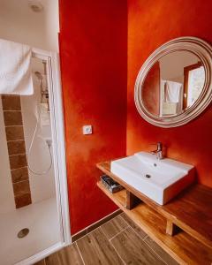 卡伦扎纳伯尼费图树林酒店的浴室设有白色水槽和镜子
