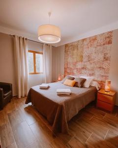 卡伦扎纳伯尼费图树林酒店的一间卧室配有一张大床和两条毛巾