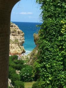 滨海波利尼亚诺Casa Marianna Short Lets的通过拱门欣赏海景