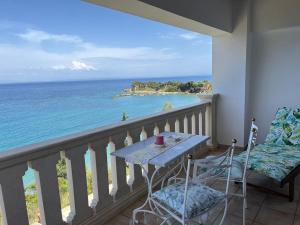 瓦西里科斯Deep Blue Villas的一个带桌椅的海景阳台