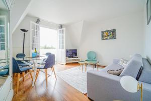 多维尔温特格兰特庄园公寓的客厅配有沙发和桌椅
