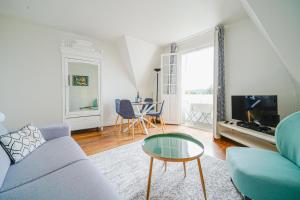 多维尔温特格兰特庄园公寓的客厅配有蓝色的沙发和桌子