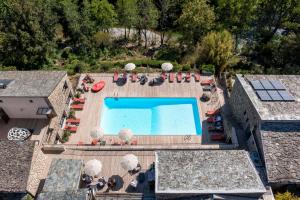 韦纳科Hotel Restaurant & Spa E Caselle的享有房子游泳池的顶部景色