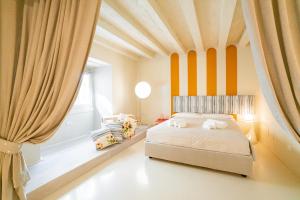 维罗纳Relais La Torre的一间卧室设有一张床和一个大窗户