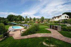 蒙特普齐亚诺Borgo 7 TigliAppartamento a Montepulciano n4的后院的空中景观,设有游泳池