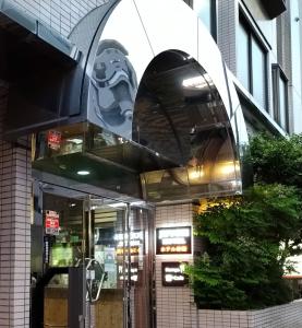 东京加优酒店的前面有大猩猩脸的建筑