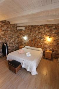 切萨雷奥港Villa Raggio di Sole parcheggio privato的一间卧室设有一张床和砖墙
