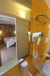 切萨雷奥港Villa Raggio di Sole parcheggio privato的一间带水槽和镜子的浴室以及一间卧室