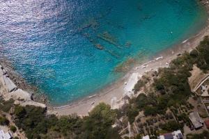 费马波尔特贝利撒留酒店的享有海滩和海洋的空中景致