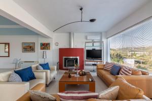 海若克利欧WhiteBlue Spa Villa, By IdealStay Experience的带沙发和电视的客厅