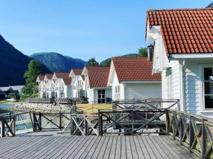 肖伦Visit Skjolden - Skjolden Brygge的木制甲板上拥有一系列房屋和山脉