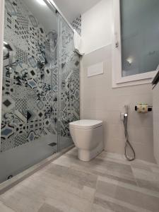 法维尼亚纳Nà Nonna Affittacamere的一间带卫生间和玻璃淋浴间的浴室