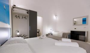 法维尼亚纳Nà Nonna Affittacamere的一间酒店客房,设有两张床和电视