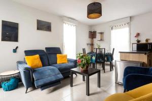 伊斯内斯Appart avec 3 chambres au pied du TRAM avec internet !的客厅配有蓝色沙发和黄色枕头。