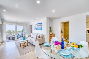 阿尔库迪亚Ideal Property Mallorca - Blue Sky的客厅配有桌椅和沙发