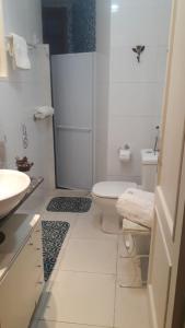 里约热内卢COPACABANA Praia的白色的浴室设有卫生间和水槽。