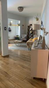 蒙得维的亚Fluida - Pocitos的一间铺有木地板的客厅和一间带桌子的房间