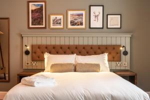 昆斯费里The Hawes Inn by Innkeeper's Collection的卧室配有一张白色大床,墙上挂有框图