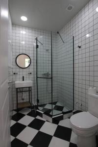 博尔若米Polifonia Inn Borjomi的一间带卫生间和水槽的浴室