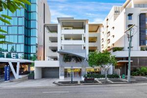 布里斯班Merivale stay in South Brisbane two beds two baths one parking的城市街道上的公寓大楼