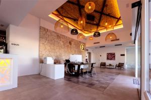 卡拉达沃Eques Petit Resort的配有桌椅和灯光墙的房间