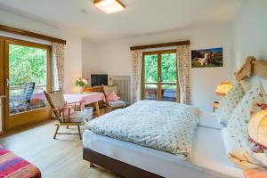 巴特维塞奥斯特勒酒店的卧室配有一张床和一张桌子及椅子