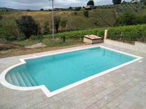 SpinetoliB&B L' Antica Fonte的庭院里设有一个大型游泳池,