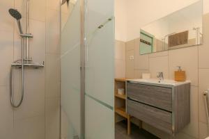 阿尔热祖尔Arrifana Pines的带淋浴和盥洗盆的浴室