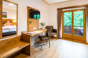 巴特维塞奥斯特勒酒店的酒店客房设有一张桌子、一张床和一个窗户。