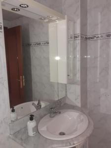 卡拉塔尤德Apartamento San Andres的白色的浴室设有水槽和镜子